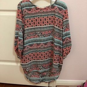 Super cute top! Can be dressed up or down.